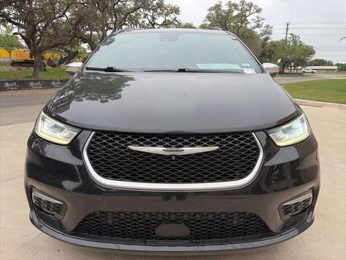 Brilliant Black Crystal Pearlcoat 2022 Chrysler Pacifica L