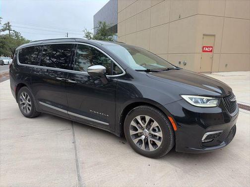 Brilliant Black Crystal Pearlcoat 2022 Chrysler Pacifica L