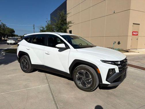 Creamy White Pearl 2026 Hyundai TUCSON Hybrid SE