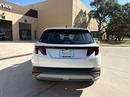 Creamy White Pearl 2026 Hyundai TUCSON Hybrid SE