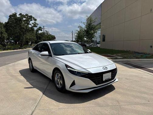 Quartz White 2022 Hyundai ELANTRA SE