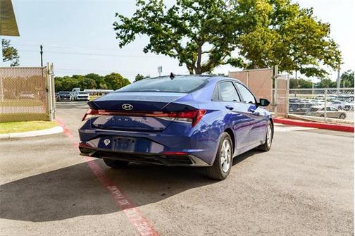 2022 Hyundai ELANTRA SE