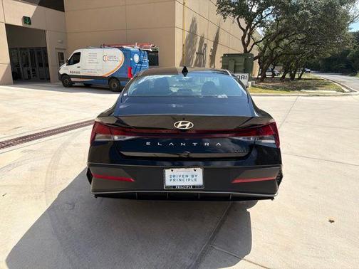 Abyss Black 2026 Hyundai ELANTRA SE