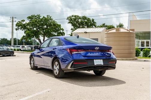 2025 Hyundai ELANTRA SE