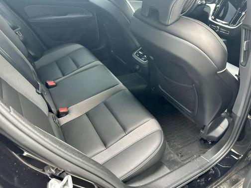 Onyx Black Metallic 2023 Volvo S60 B5 Ultimate Black Edition