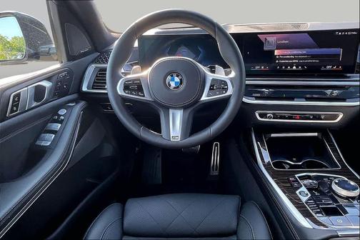 Carbon Black Metallic 2025 BMW X7 xDrive40i