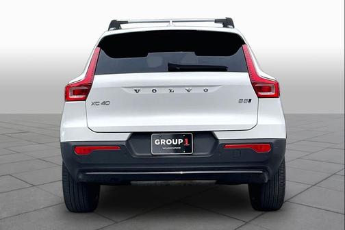 Crystal White Metallic 2023 Volvo XC40 B5 Plus Dark Theme