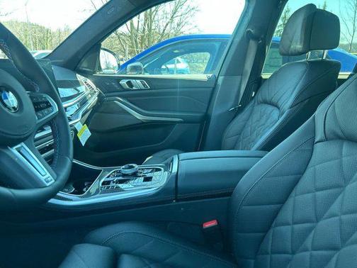 Mineral White Metallic 2026 BMW X5 M60i
