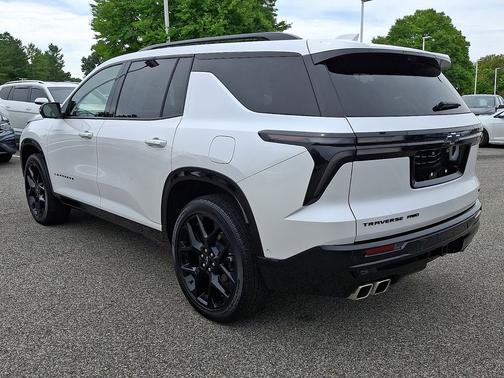 Iridescent Pearl Tricoat 2025 Chevrolet Traverse RS
