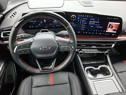 Iridescent Pearl Tricoat 2025 Chevrolet Traverse RS