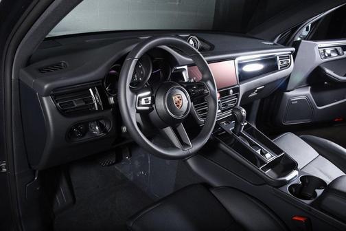2025 Porsche Macan Base