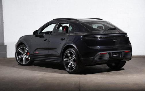 2025 Porsche Macan Turbo
