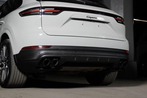 Chalk 2023 Porsche Cayenne Platinum Edition