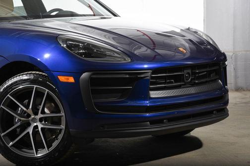 Gentian Blue Metallic 2026 Porsche Macan