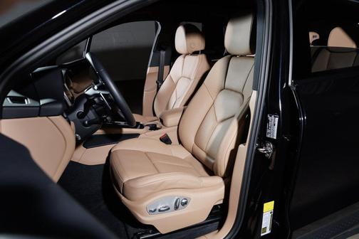 Jet Black Metallic 2026 Porsche Macan Macan