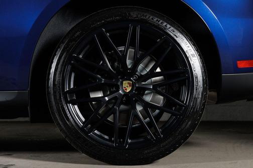Gentian Blue Metallic 2026 Porsche Macan Macan GTS