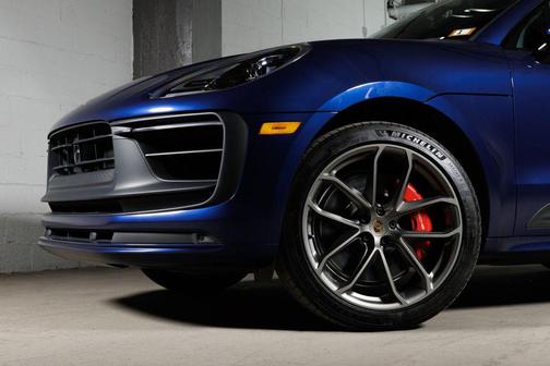 Gentian Blue Metallic 2024 Porsche Macan Macan GTS