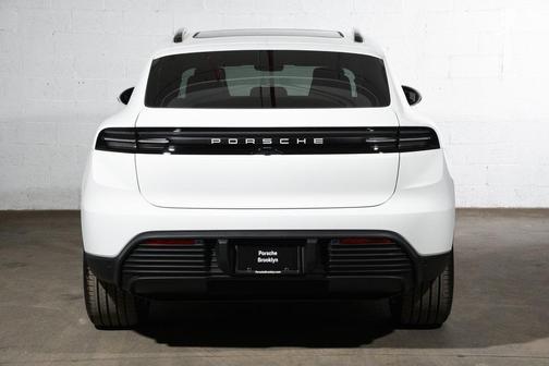 2026 Porsche Macan 4