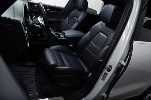 2022 Porsche Cayenne Base