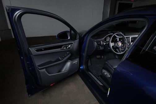 Gentian Blue Metallic 2026 Porsche Macan Macan