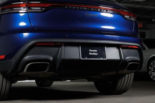 Gentian Blue Metallic 2024 Porsche Macan Macan