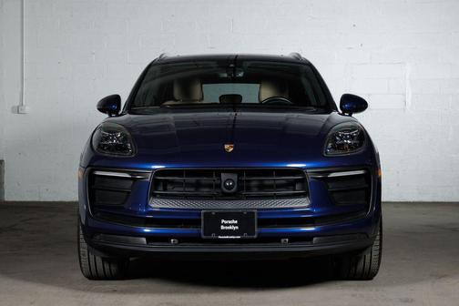 Gentian Blue Metallic 2024 Porsche Macan Macan