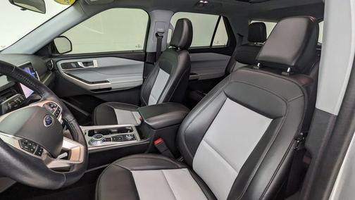 Iconic Silver Metallic 2022 Ford Explorer XLT