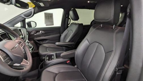 Bright White Clearcoat 2026 Chrysler Pacifica Select