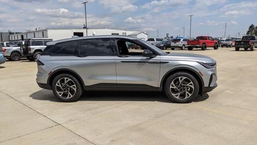 Silver Radiance Metallic 2025 Lincoln Nautilus Premiere