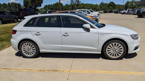 Glacier White Metallic 2018 Audi A3 e-tron 1.4T Premium