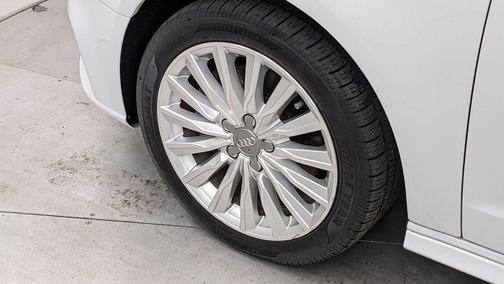 Glacier White Metallic 2018 Audi A3 e-tron 1.4T Premium