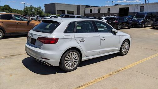 Glacier White Metallic 2018 Audi A3 e-tron 1.4T Premium