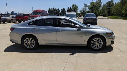 Silver Ice Metallic 2019 Chevrolet Malibu LT