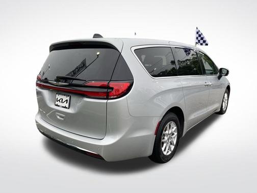 2023 Chrysler Pacifica Touring-L