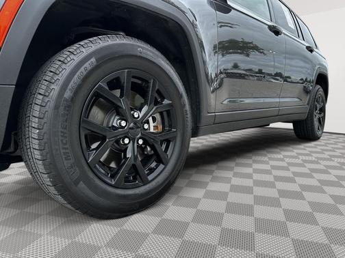 Baltic Gray Metallic Clearcoat 2025 Jeep Grand Cherokee L Altitude