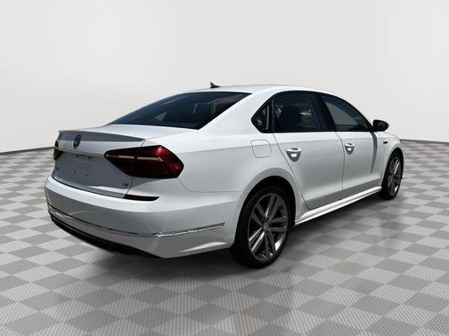 Pure White 2018 Volkswagen Passat 2.0T R-Line