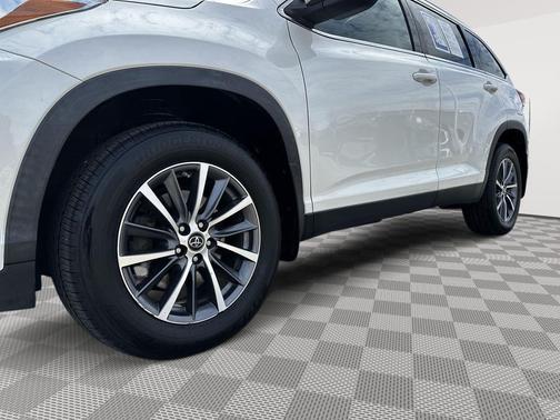 Blizzard Pearl 2019 Toyota Highlander XLE
