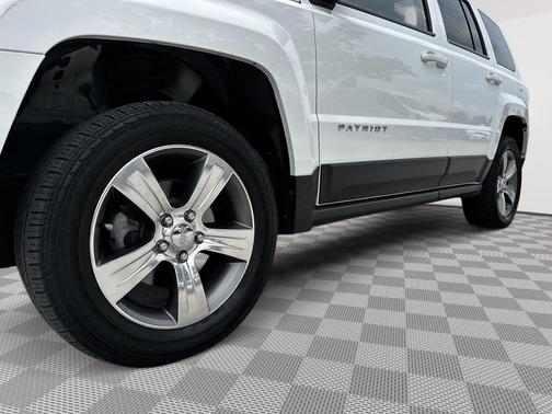 Bright White Clearcoat 2016 Jeep Patriot High Altitude