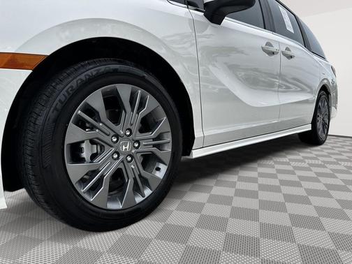Platinum White Pearl 2026 Honda Odyssey Touring