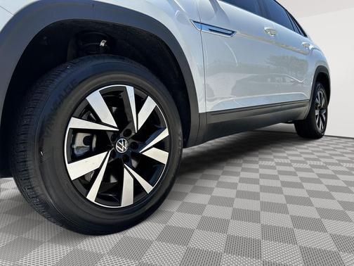 Pure White 2022 Volkswagen Atlas Cross Sport 2.0T SE