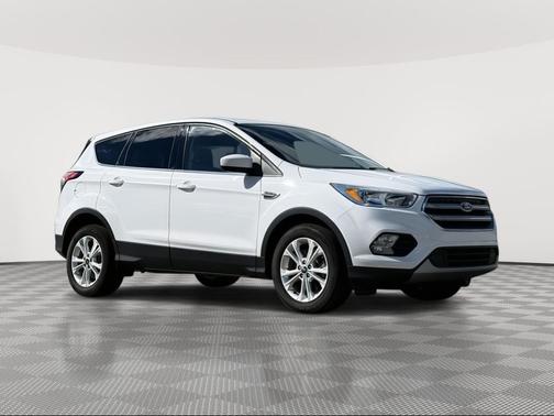 Oxford White 2017 Ford Escape SE