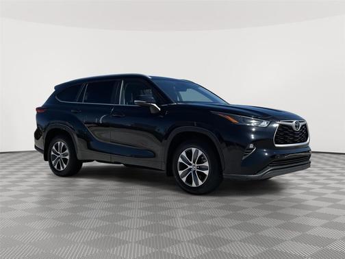 Midnight Black Metallic 2023 Toyota Highlander XLE