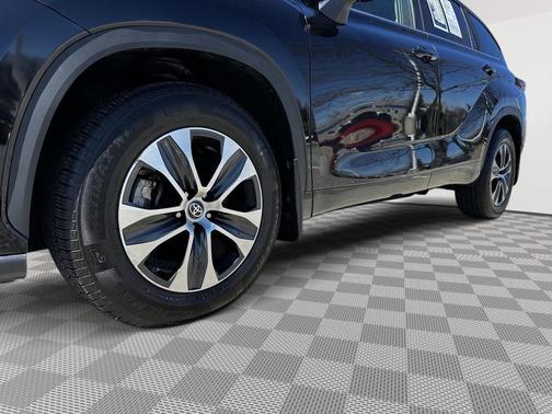 Midnight Black Metallic 2023 Toyota Highlander XLE