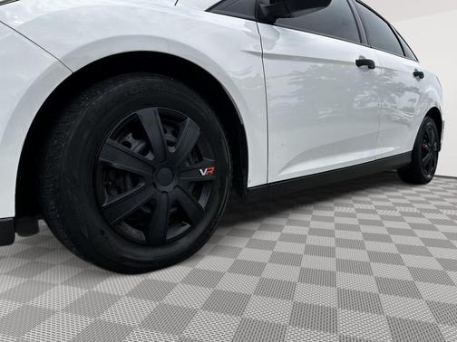 OXFORD WHITE 2018 Ford Focus SE