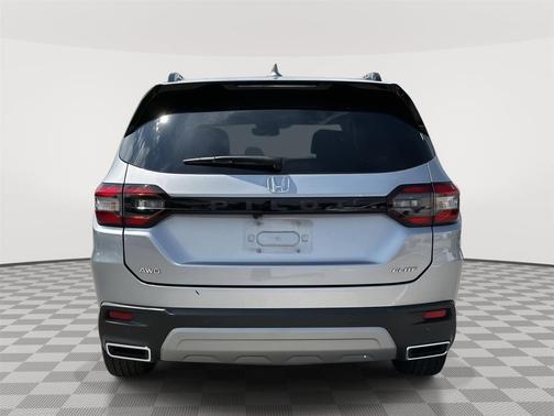 Lunar Silver Metallic 2024 Honda Pilot Elite