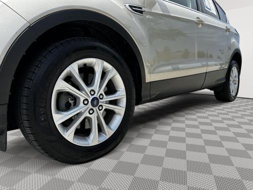 WHITE GOLD METALLIC 2017 Ford Escape SE