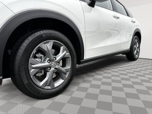 Platinum White Pearl 2026 Honda HR-V LX