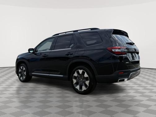 Crystal Black Pearl 2026 Honda Pilot Touring 8-Passenger