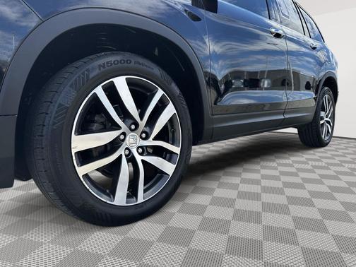 Crystal Black Pearl 2017 Honda Pilot Touring