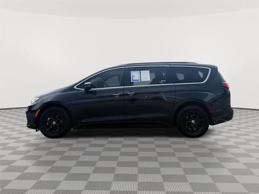 Brilliant Black Crystal Pearlcoat 2021 Chrysler Pacifica Touring L
